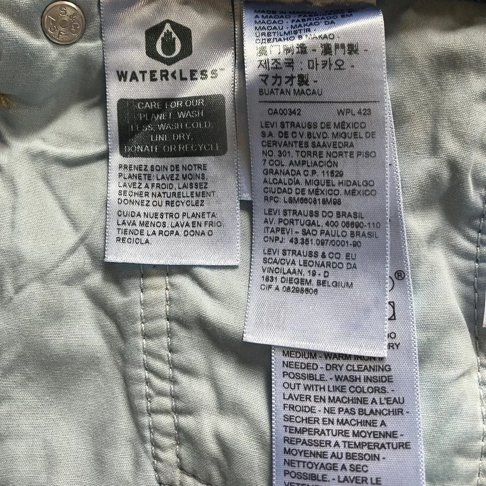 Levis - Picture 6 of 9